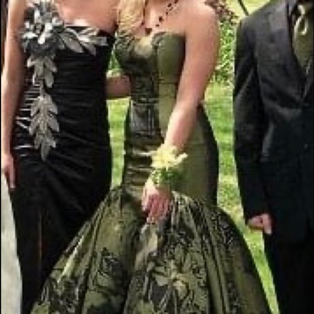 Formal Green gown size 0 - Picture 4 of 9